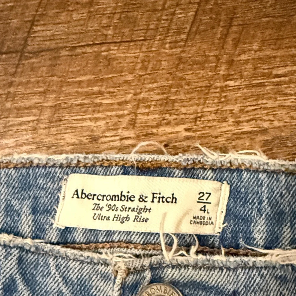 Abercrombie & Fitch ‘90s Straight Ultra High Rise Jean - Picture 2 of 5